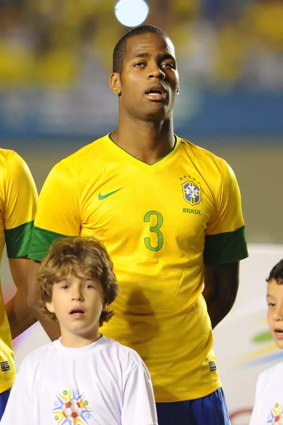 Dedé em campo pela Seleção Brasileira.