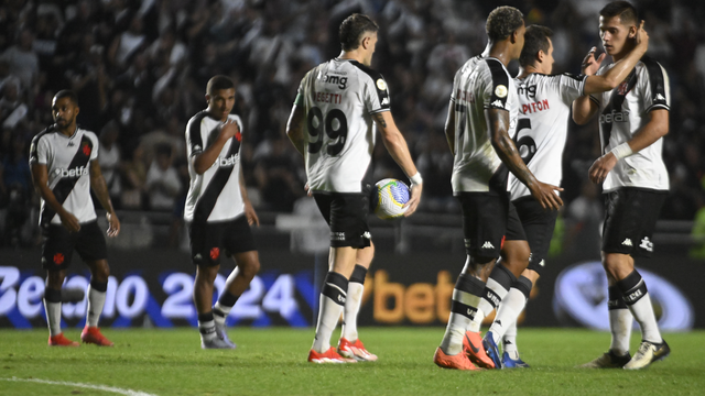 Jogadores do Vasco comemora gol contra do São Paulo