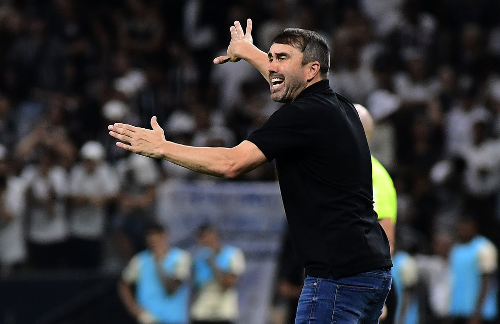 Eduardo Coudet é o técnico preferido dos candidatos à presidência do Inter — Foto: Marcos Ribolli