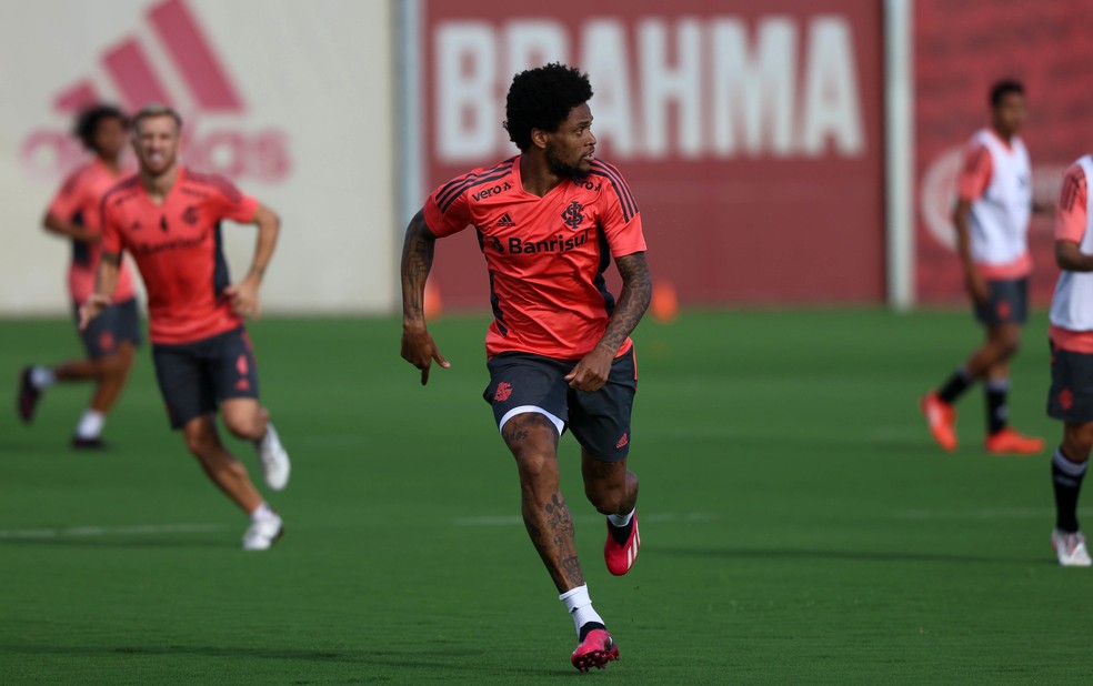 Atacante Luiz Adriano manifesta desejo de voltar ao Internacional - Gazeta  Esportiva