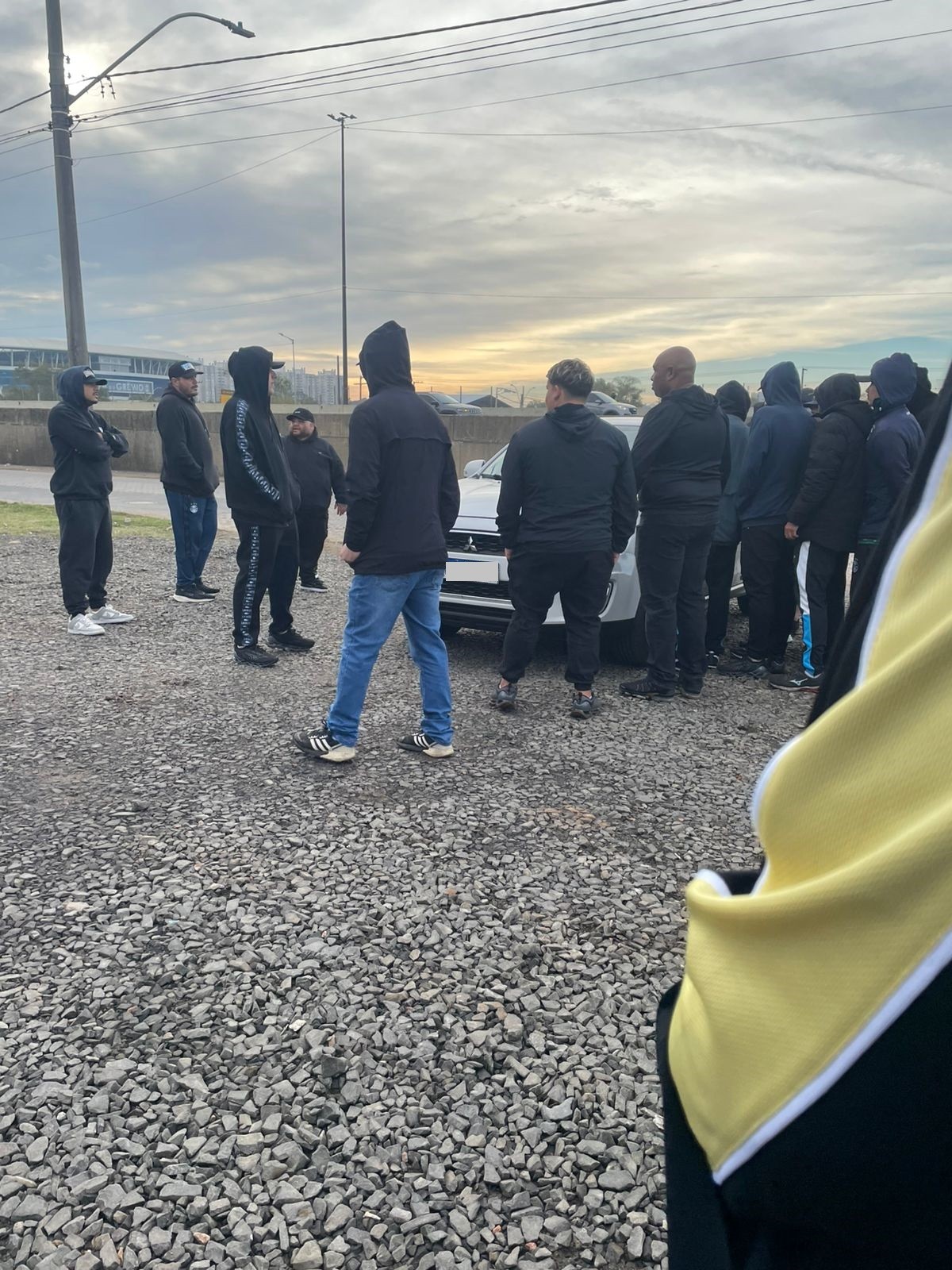 Protesto de torcedores do Grêmio em frente ao CT antes do treino.