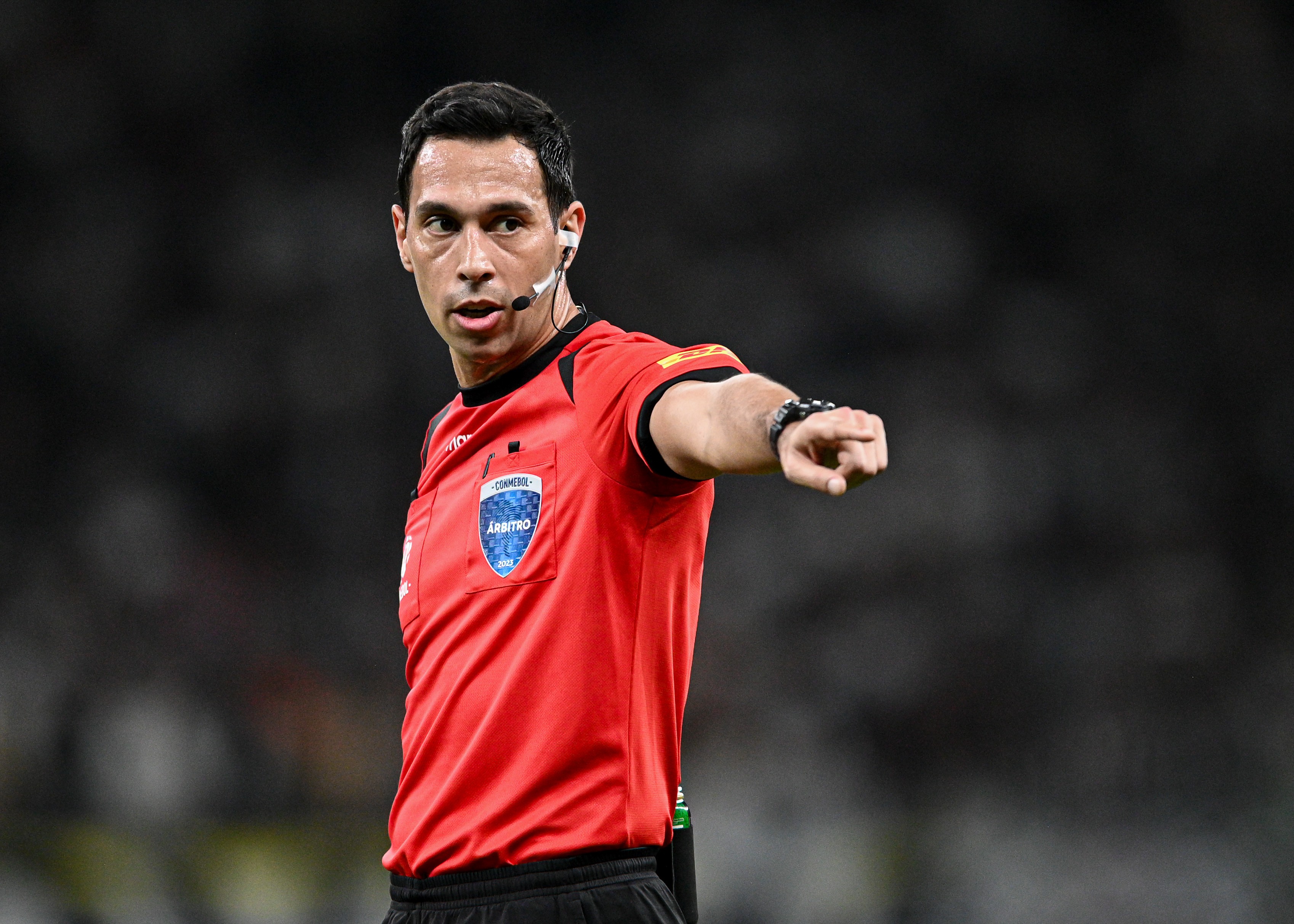 Árbitro polêmico volta a ser destaque em quartas de final da Copa do Mundo