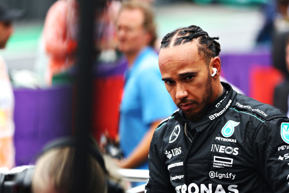 Hamilton sai frustrado de corrida em dia de homenagem: "Foi uma b*" | Ge