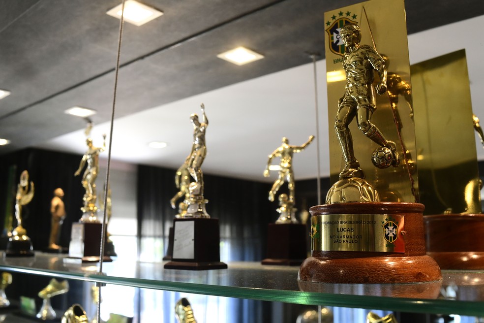 Objetos que pertencem a Lucas Moura e que ainda estão na casa — Foto: Marcos Ribolli