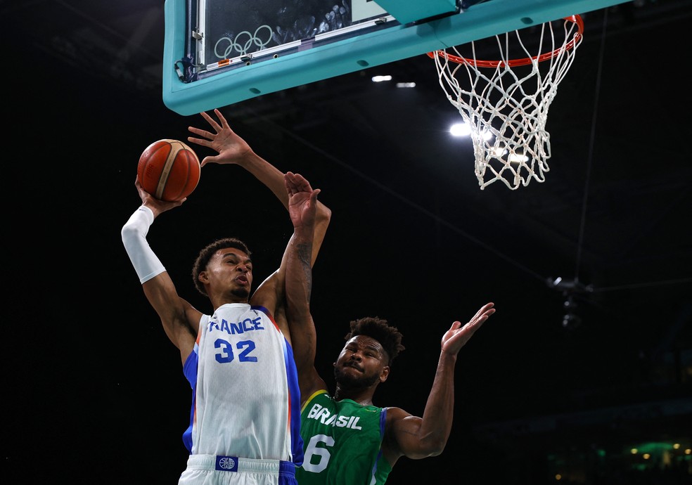 Wembanyama, da França, partindo para cesta em jogo do Brasil na estreia do basquete masculino nos Jogos Olímpicos do Paris 2024 — Foto: REUTERS/Brian Snyder