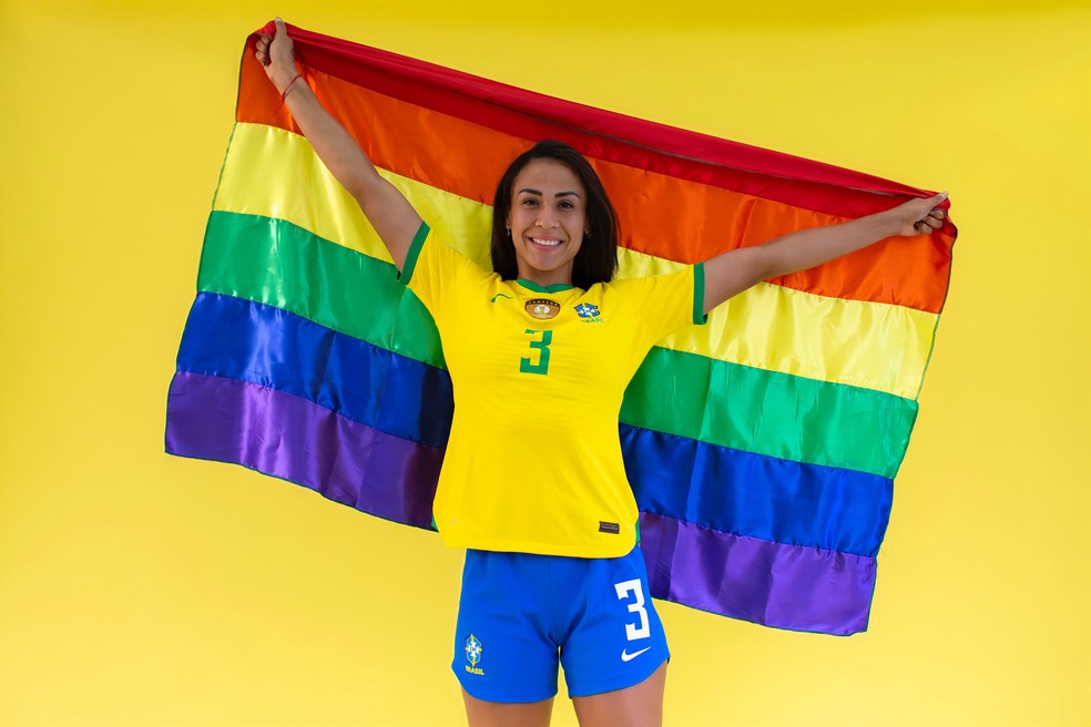 Kathellen, com a bandeira LGBTQIAPN+: uma das jogadoras do Brasil assumidamente homossexual — Foto: Thais Magalhães/CBF