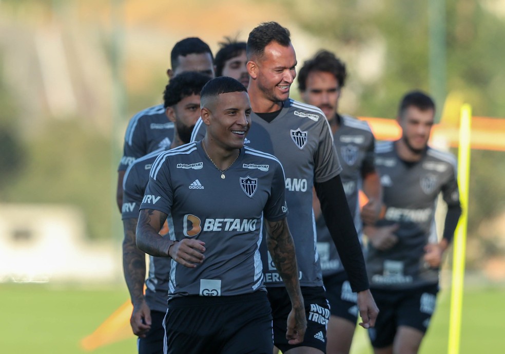 Guilherme Arana volta a ser relacionado pelo Atlético após grave lesão no joelho — Foto: PH França/CAM