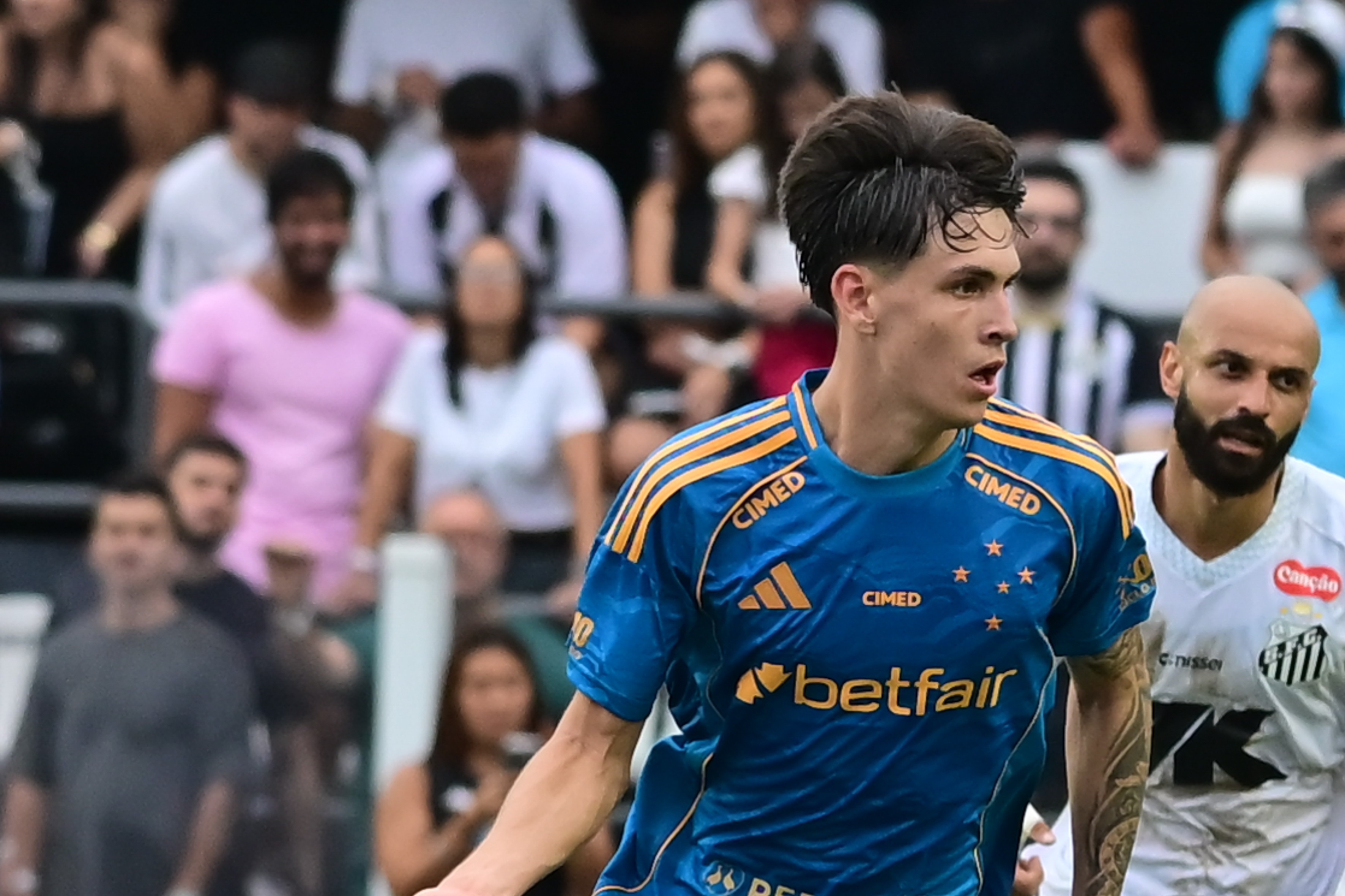 Desempenho do Cruzeiro: Jovem destaca-se em meio a reservas experientes em dia ruim.