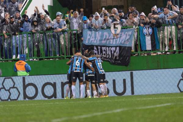 Grêmio supera desafios, vence e sai do Z-4 após 11 rodadas.