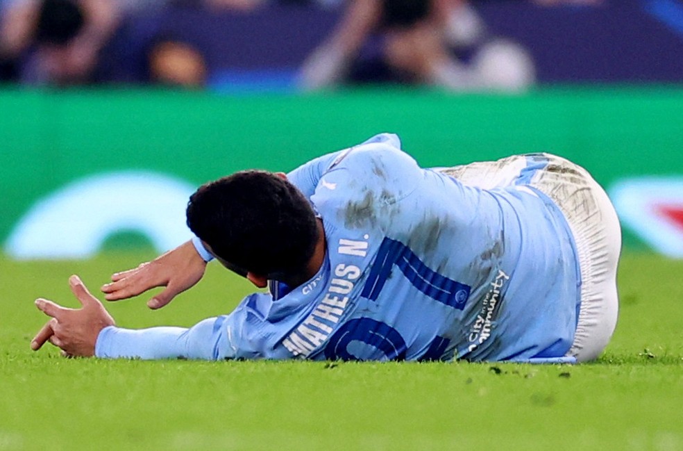 Matheus Nunes parece fraturar um dedo da mão esquerda durante jogo do Manchester City — Foto: Reuters