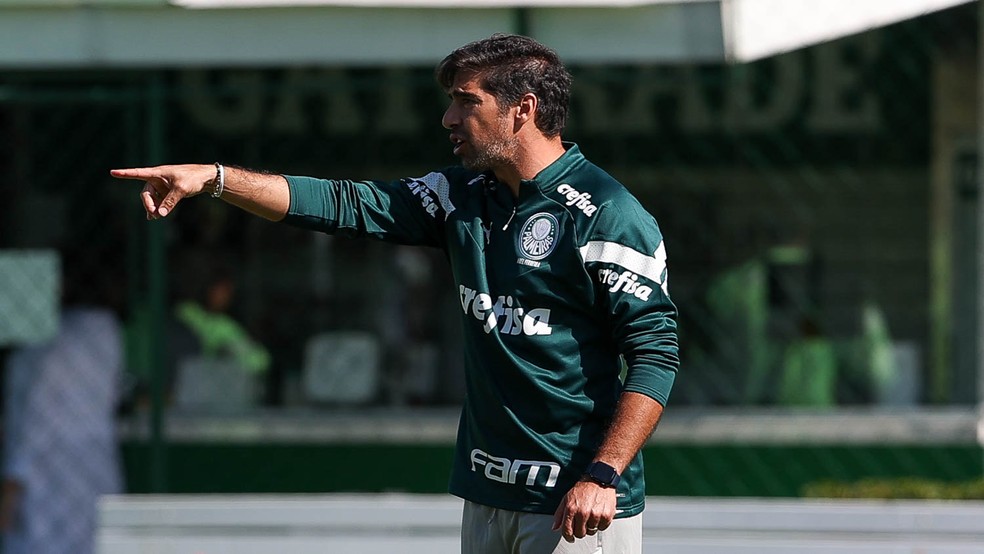 Abel Ferreira em treino do Palmeiras na Academia de Futebol — Foto: Cesar Greco/Palmeiras