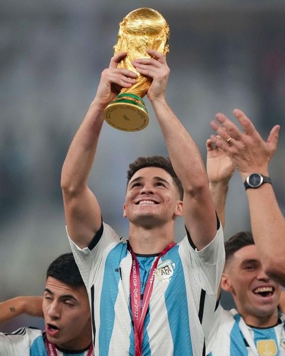 Julian Álvarez ergue o troféu da Copa do Mundo com a Argentina — Foto: Reprodução/Instagram