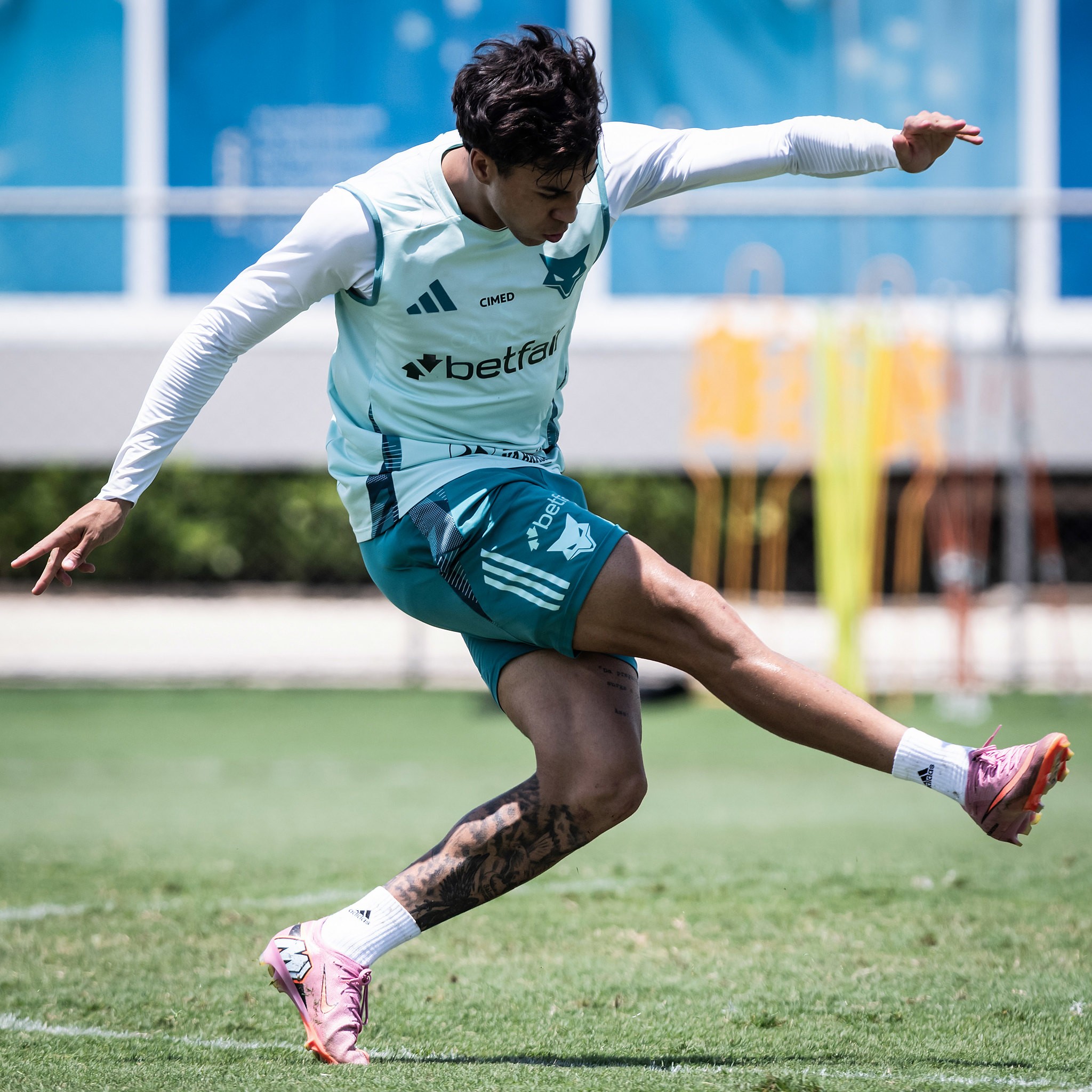 Kaio Jorge retorna aos treinos e Arroyo colabora parcialmente com equipe.