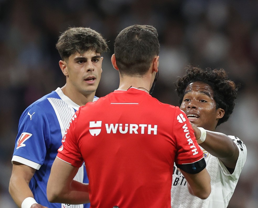 Endrick reclama com árbitro Alejandro Muñiz Ruiz após levar amarelo por chute em Mouriño em Real Madrid 3 x 2 Alavés — Foto: Gonzalo Arroyo Moreno/Getty Images