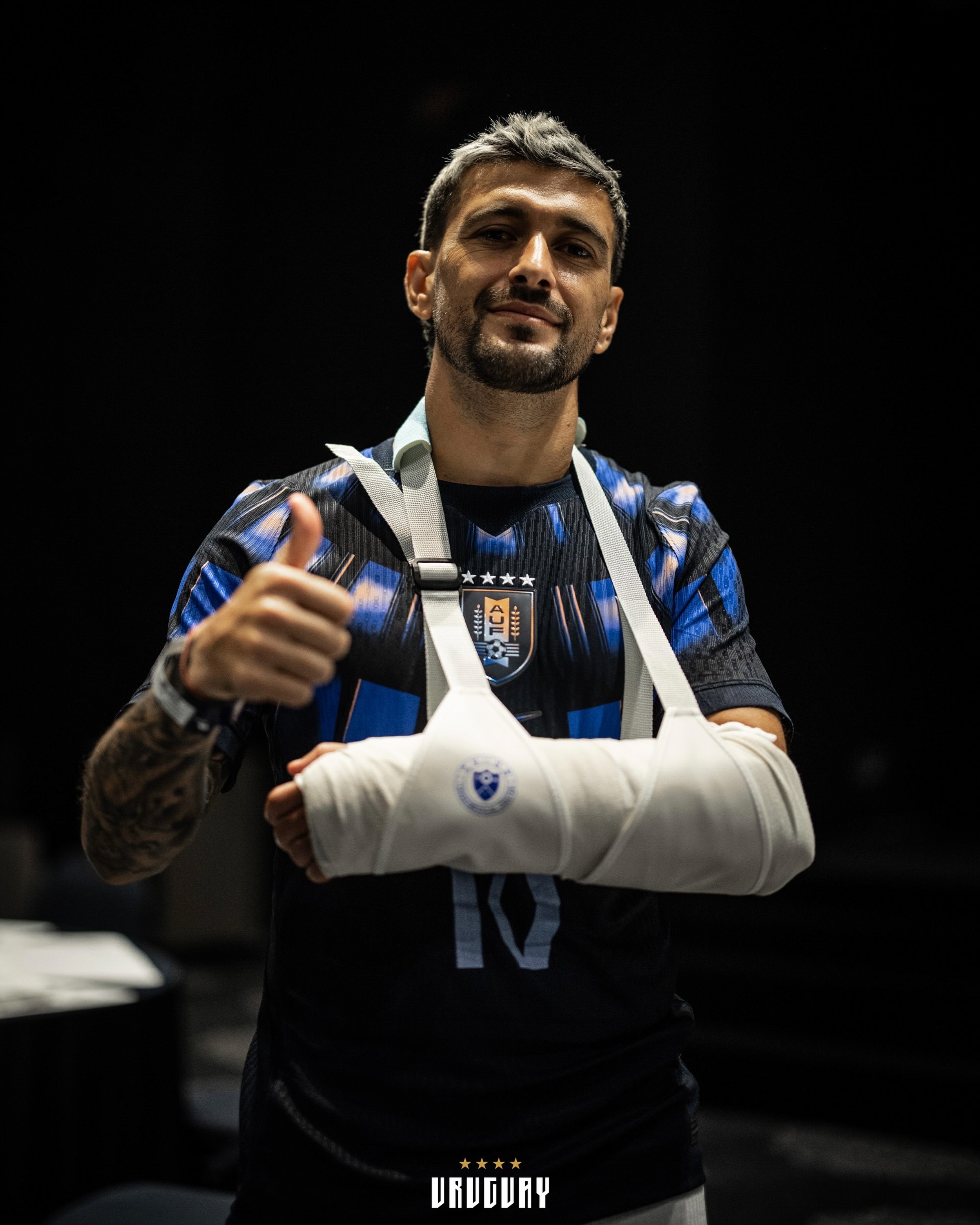 Seleção do Uruguai publica foto de Arrascaeta, do Flamengo, com braço imobilizado