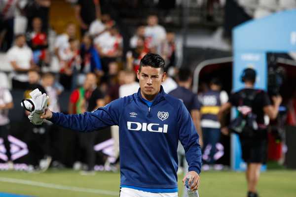ENGANAÇÃO?? James Rodríguez ainda não se destaca no Rayo Vallecano, assim como no São Paulo.