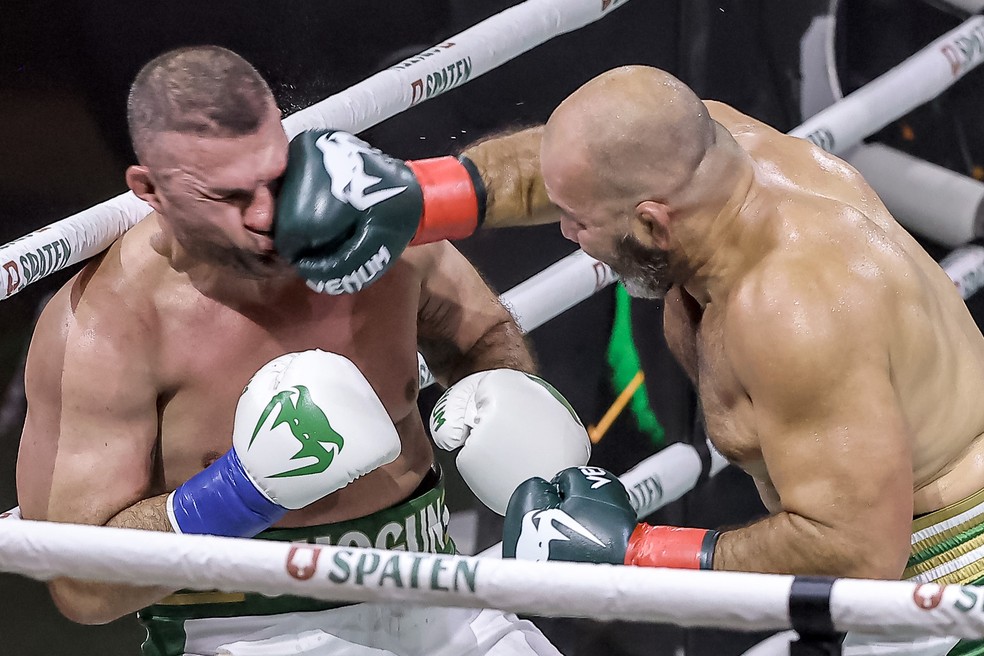 Glover Teixeira acerta soco em Shogun na luta principal do Spaten Fight Night 3 — Foto: Inovafoto/Divulgação Spaten