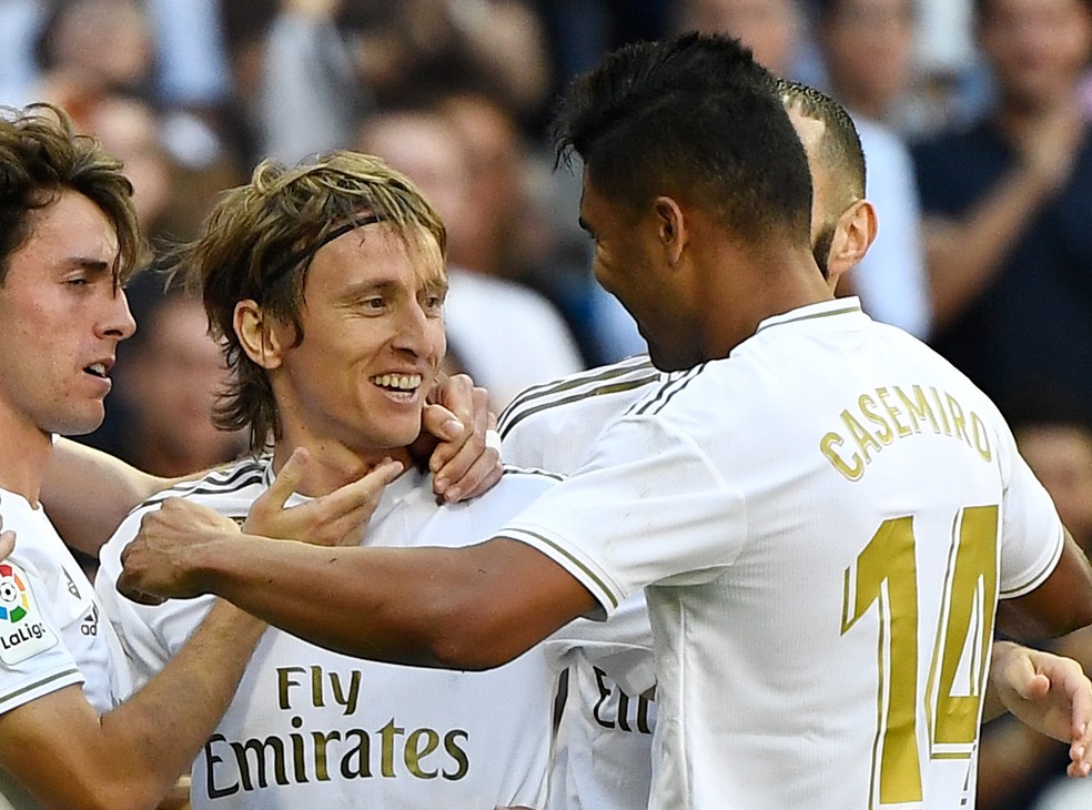 Modric e Casemiro comemoram um gol pelo Real Madrid: os dois jogaram juntos por quase uma década no time espanhol — Foto: AFP