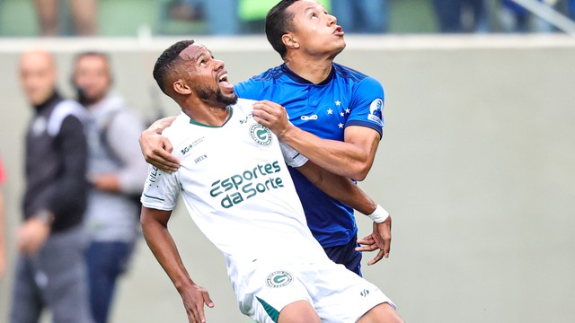 Marlon disputando a bola no jogo entre Cruzeiro e Goiás pelo Campeonato Brasileiro