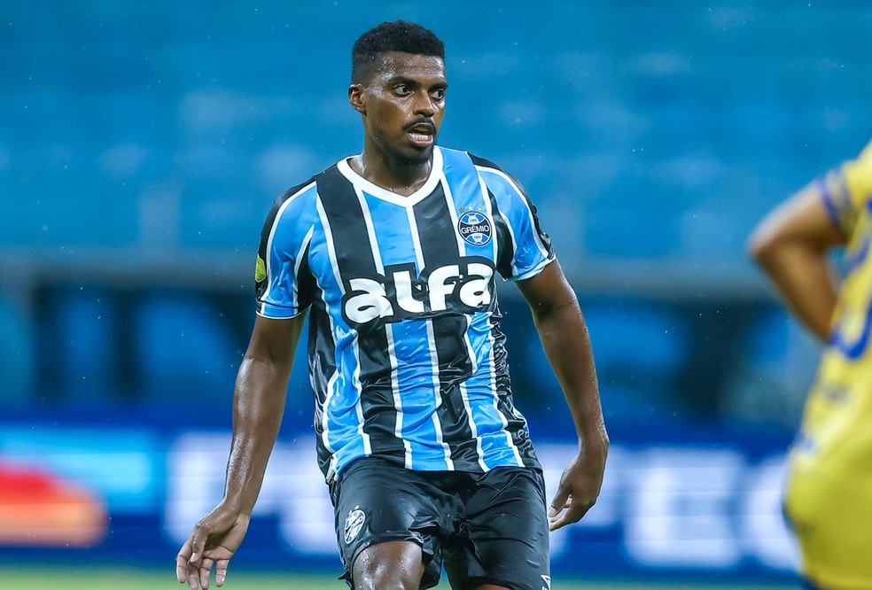 Jemerson com a camisa com falhas — Foto: Lucas Uebel/Grêmio