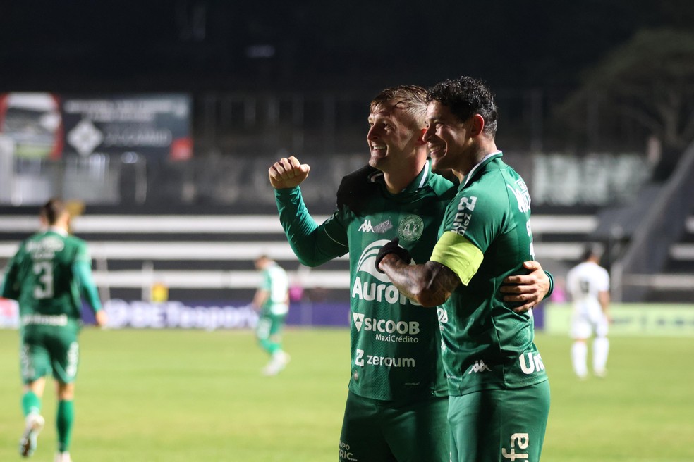 Giovanni Augusto e Walter Clar comemoram vitória da Chapecoense