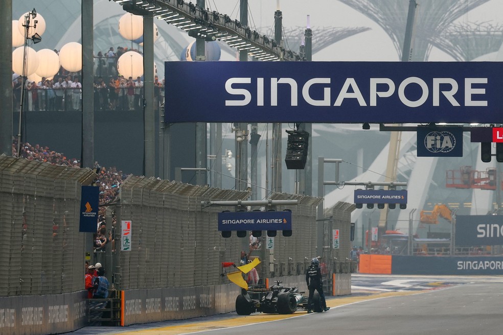 George Russell bate na liderança e abandona a corrida sprint em Singapura — Foto: Edgar Su/Reuters