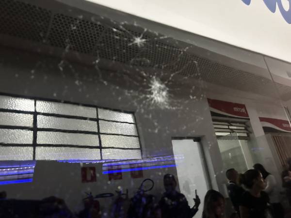 Ônibus do Corinthians tem janelas quebradas na chegada ao Morumbi