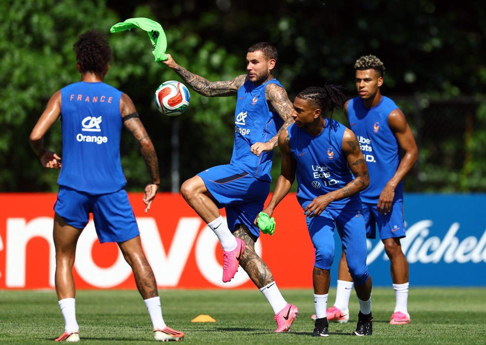 Lucas Hernández em treinamento com a seleção da França