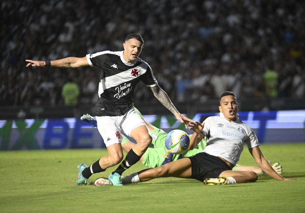 Defesa do Grêmio tem sofrido desde o ano passado — Foto: André Durão