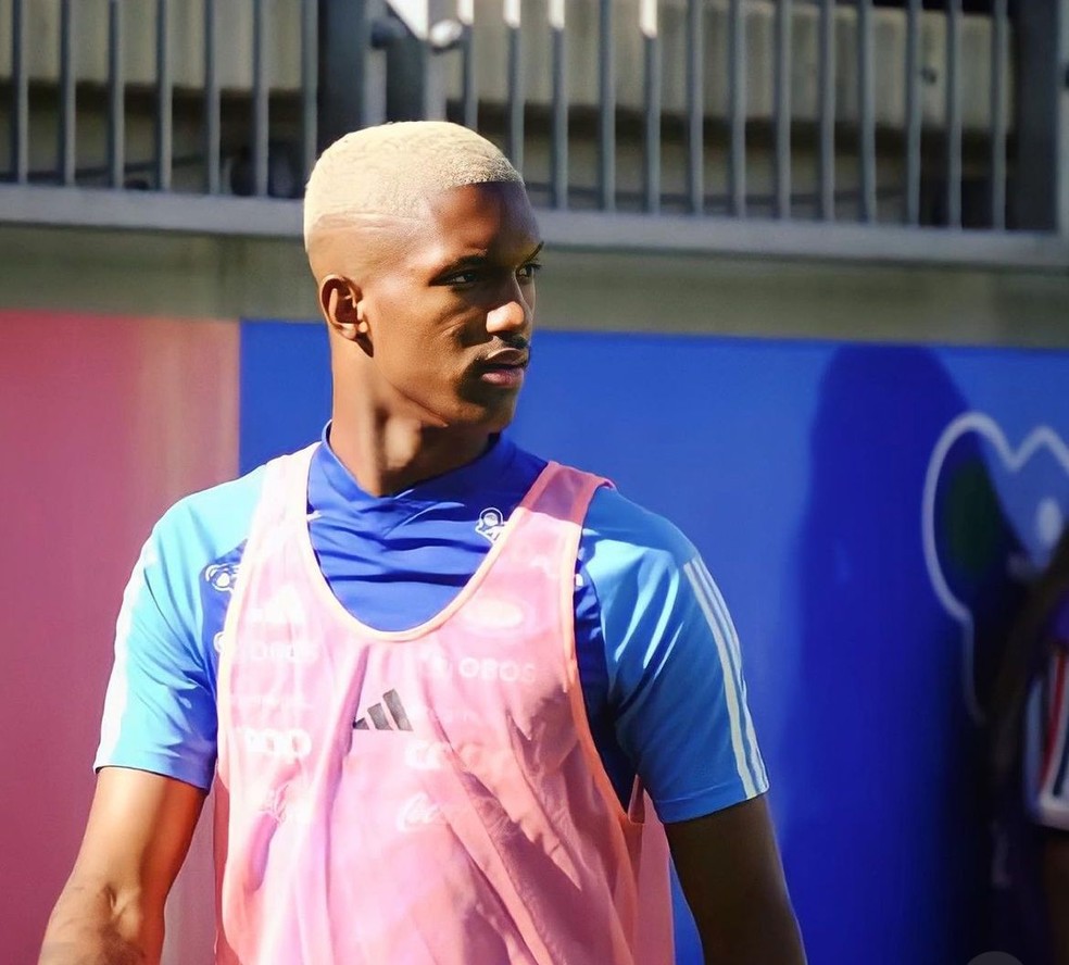 Vitinho, do Palmeiras, durante aquecimento pelo Valerenga, da Noruega — Foto: Reprodução