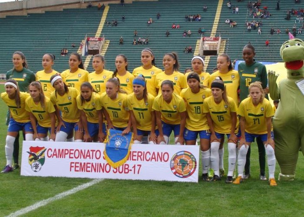 Byanca e Gabrielly no elenco da seleção brasileira no Sul-Americano Sub-17, em 2012 — Foto: Divulgação/Conmebol