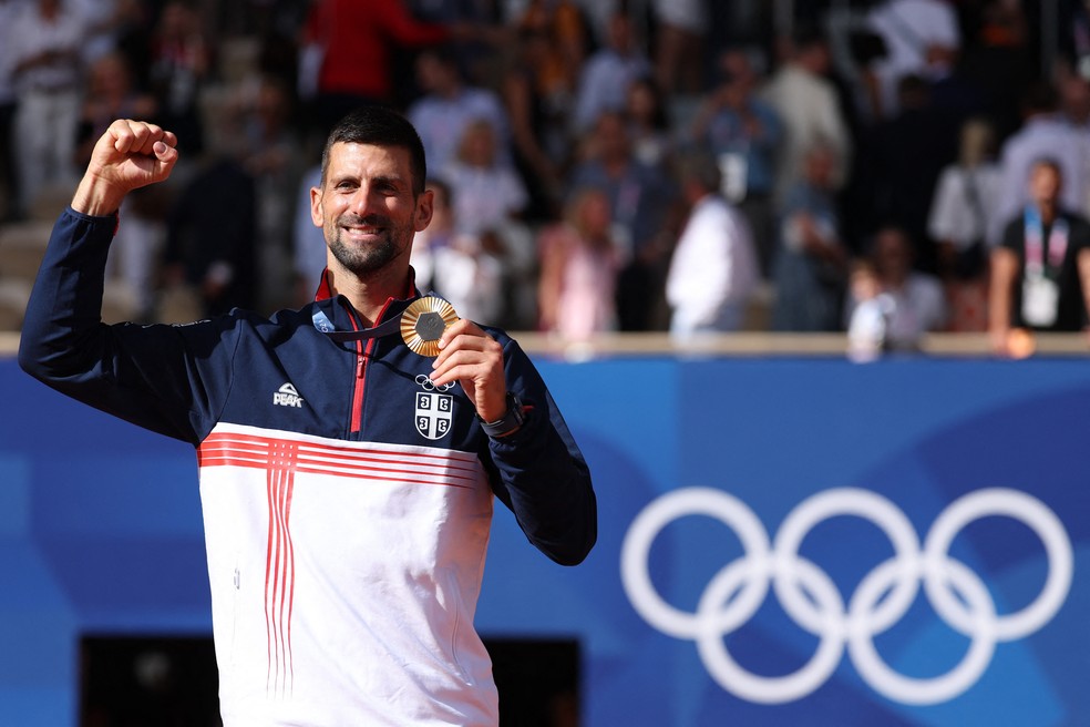 Novak Djokovic com a medalha de ouro do tênis nas Olimpíadas de Paris 2024 — Foto: REUTERS/Claudia Greco