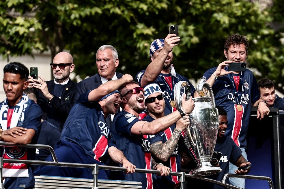 Jogadores do PSG comemoram o título da Champions League — Foto: Thibaud MORITZ / AFP