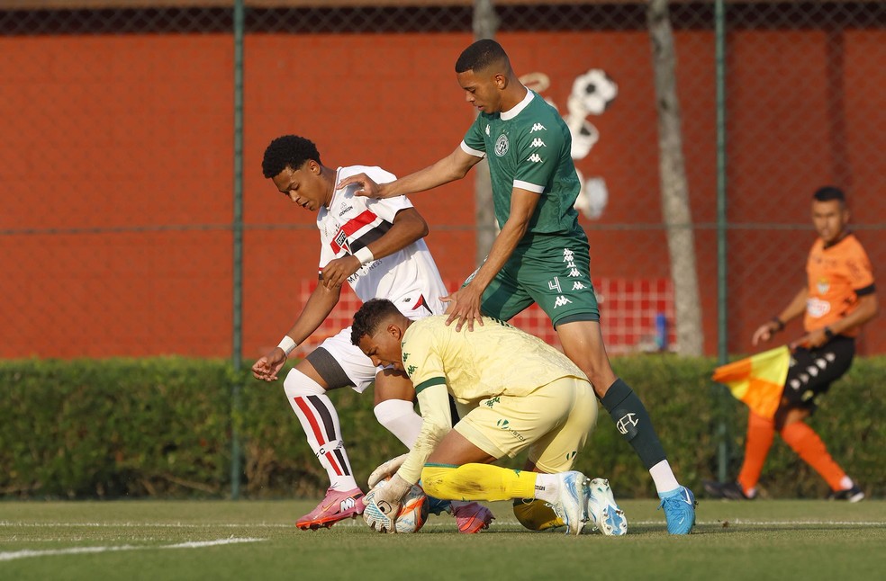 Paulinho em ação pelo sub-20 do São Paulo.