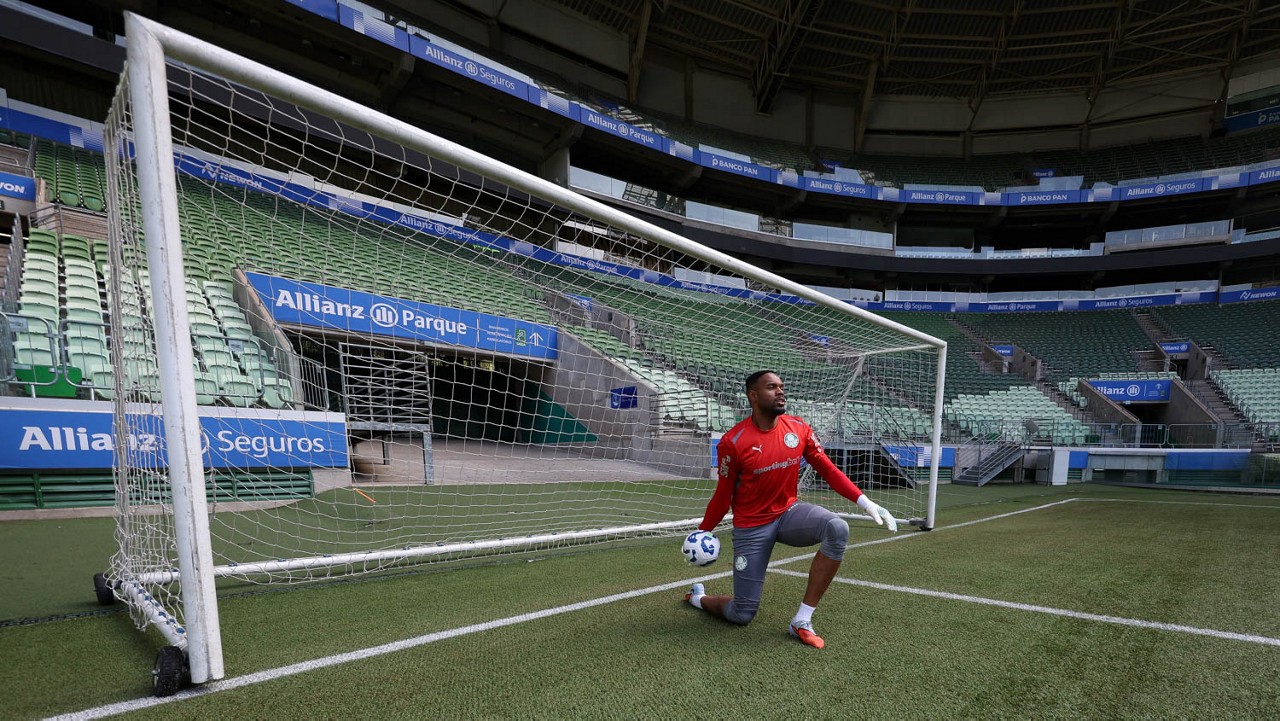 Goleiro mais caro da história do Palmeiras, Carlos Miguel estreia