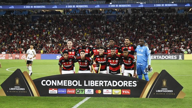 Time do Flamengo no jogo contra o Cusco