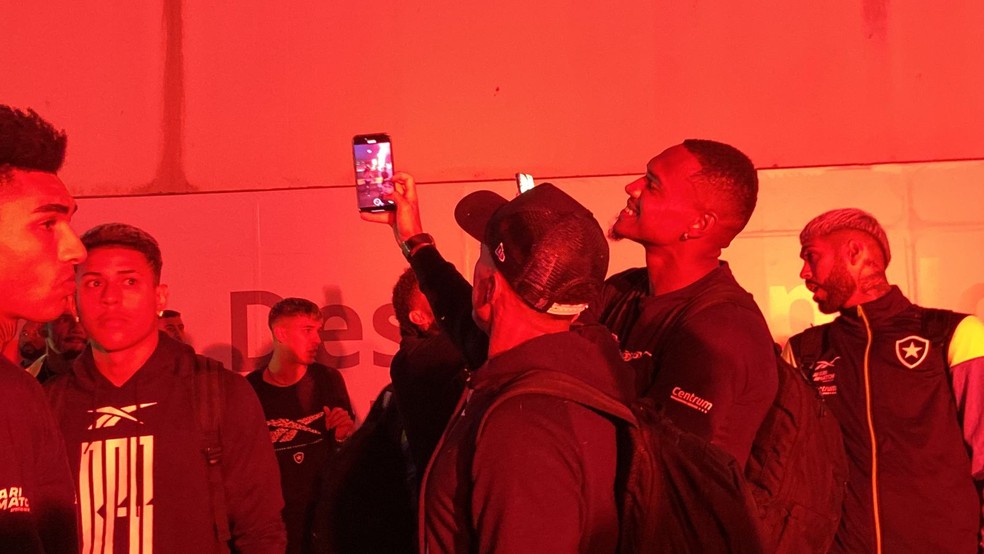 Marçal e John fazem selfie com torcida ao fundo — Foto: Jéssica Maldonado / ge