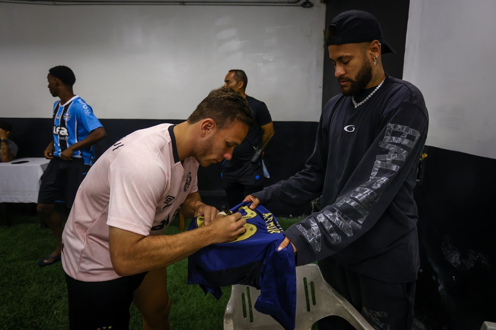 Arthur assina camisa do Grêmio para Neymar
