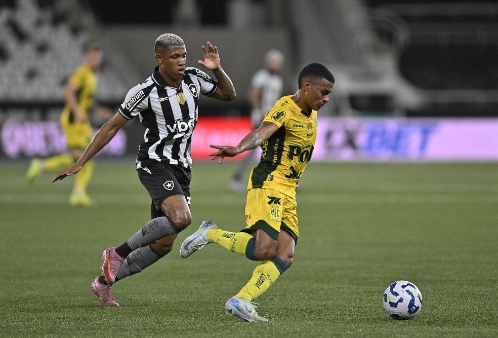 Danilo e Negueba disputam a bola em Botafogo x Mirassol — Foto: André Durão