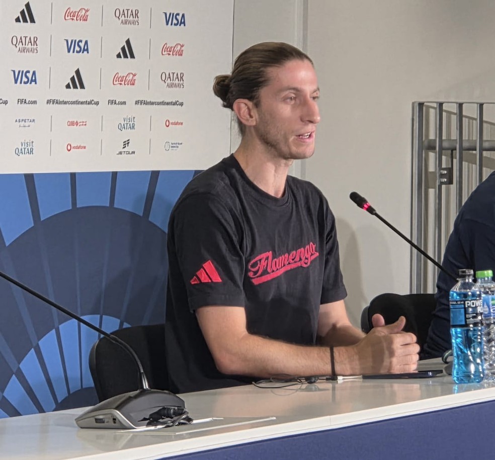 Filipe Luís em entrevista coletiva do Flamengo no Catar — Foto: Luciano Mello