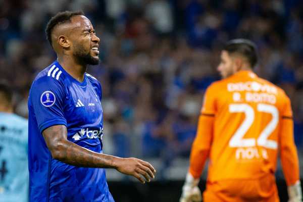 RECORDE NEGATIVO! Rafa Silva é expulso com três segundos de jogo em Athletico-PR x Cruzeiro