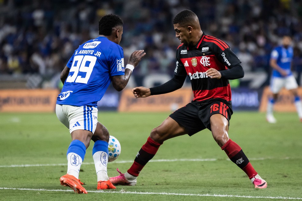 Arroyo e Samuel Lino em Cruzeiro x Flamengo � Foto: Gustavo Aleixo/Cruzeiro