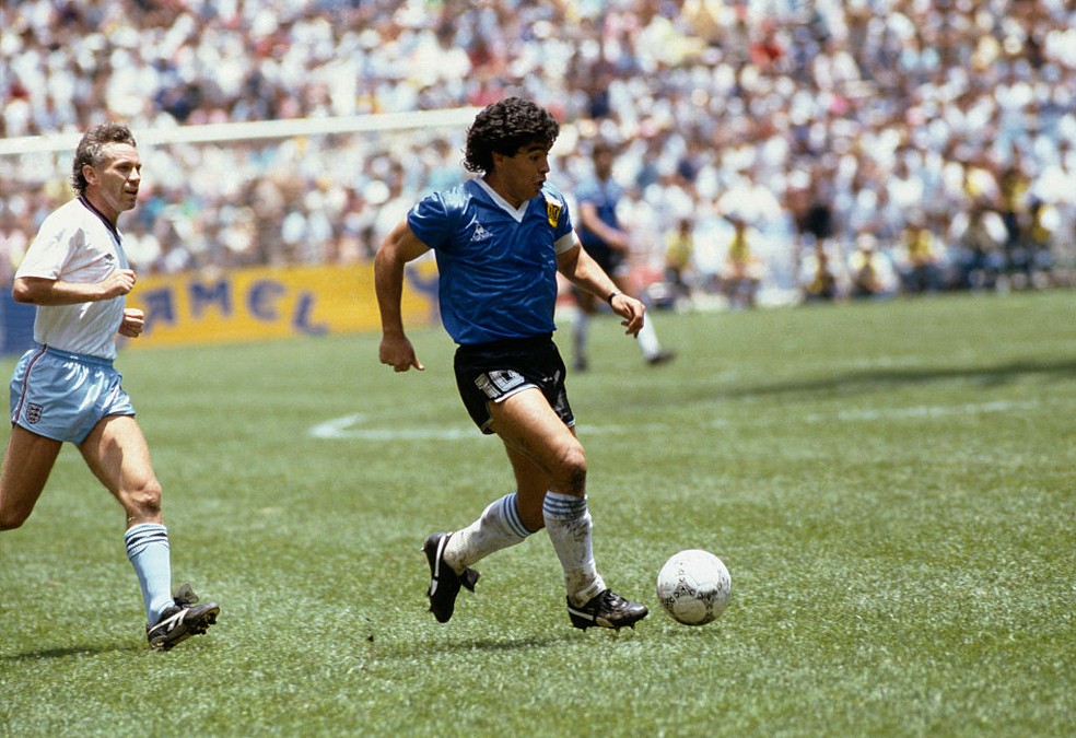 Maradona com a Azteca, a bola da Copa do Mundo de 1986 — Foto: Jean-Yves Ruszniewski/Corbis/VCG via Getty Images