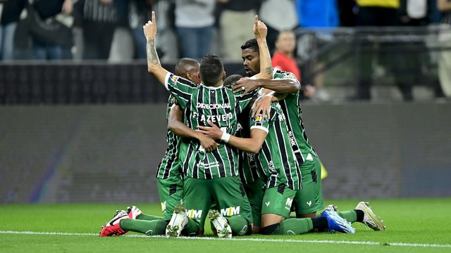Jogadores do Am&eacute;rica-MG comemoram gol de Ben&iacute;tez diante do Corinthians