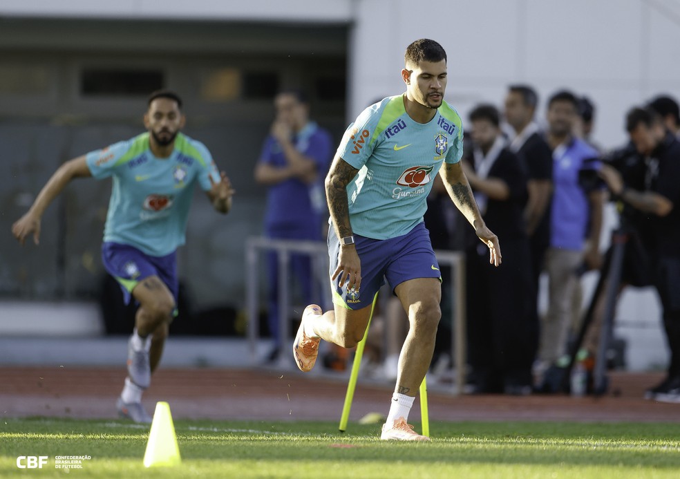 Bruno Guimarães se juntou à Seleção depois dos companheiros, por problemas logísticos — Foto: Rafael Ribeiro/CBF