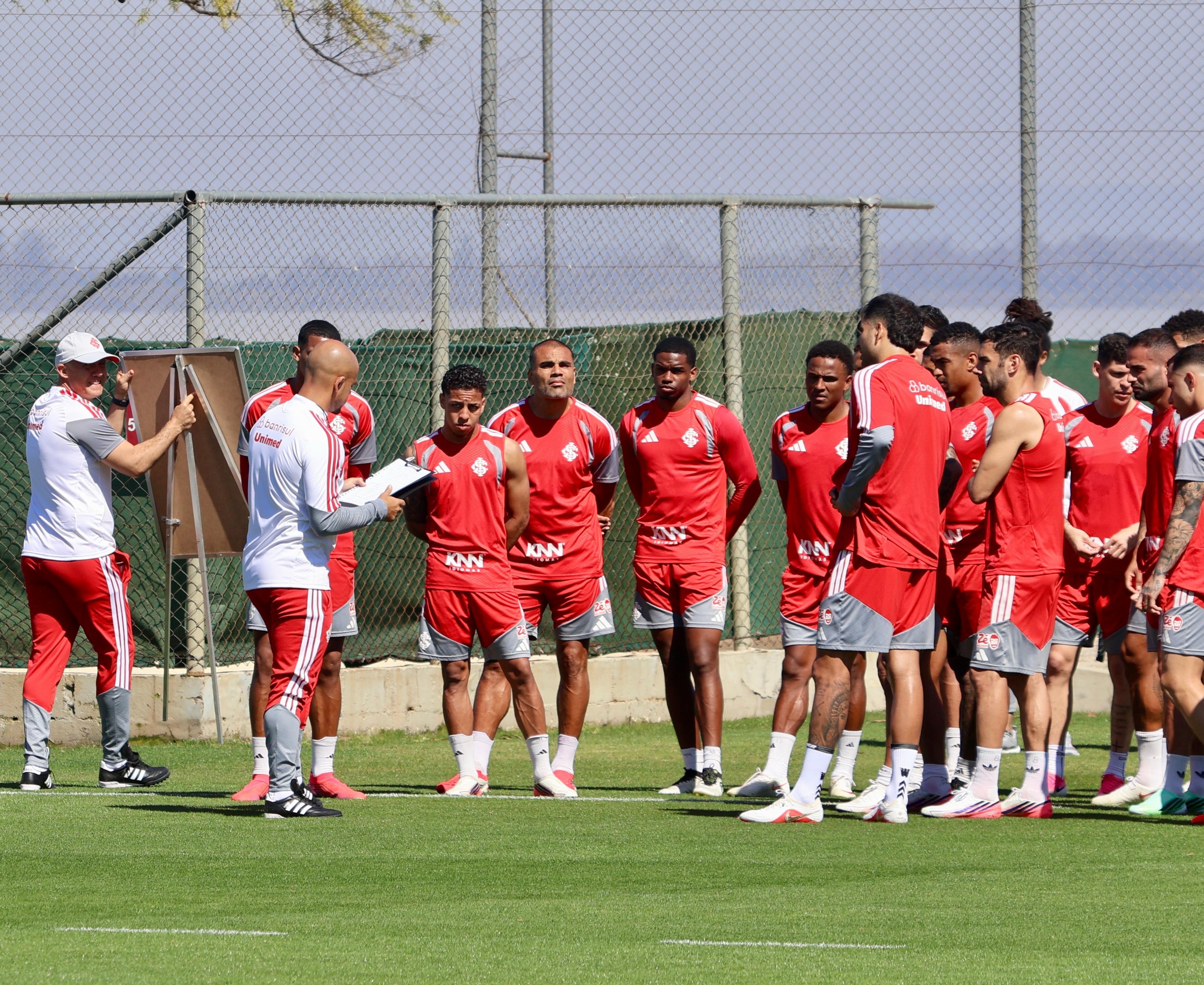 Treino do Inter tem quadro tático, papo de Eduardo Baptista com elenco e finalizações