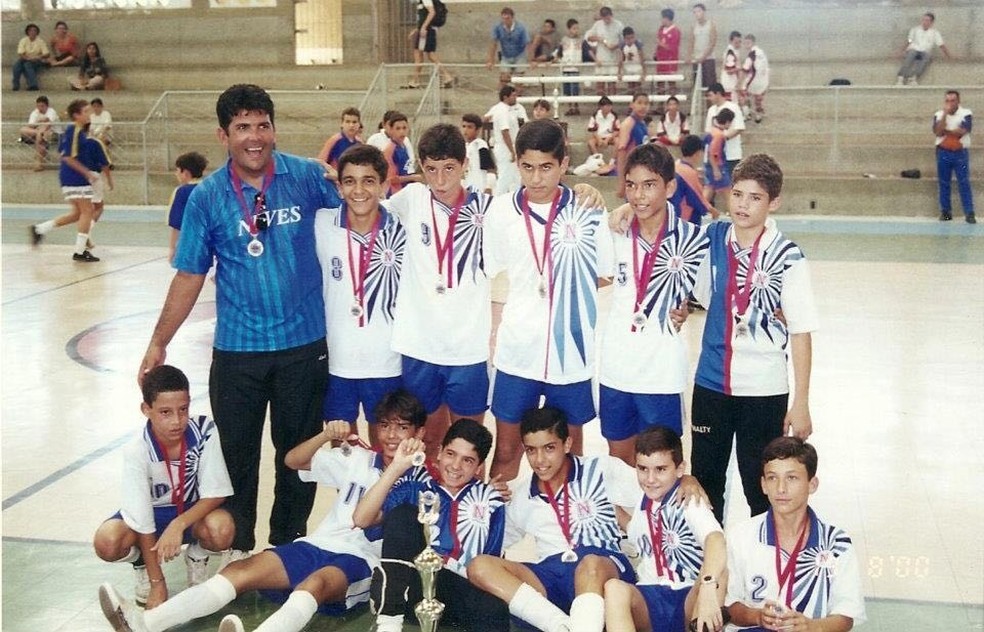 Rodriguinho (primeiro agachado à esquerda) no primeiro título escolar no futsal — Foto: Arquivo pessoal