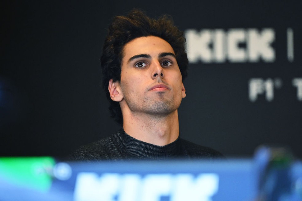 Gabriel Bortoleto dirige Sauber pela primeira vez em Abu Dhabi — Foto: Mark Sutton/Getty Images