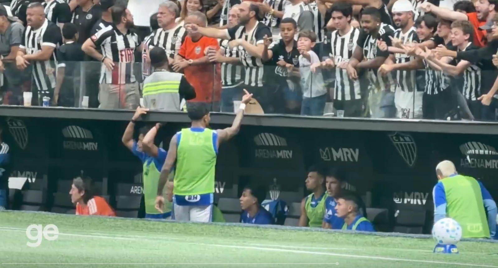 Wesley explica confusão e nega ofensa a criança em Atlético-MG x Cruzeiro; veja gesto