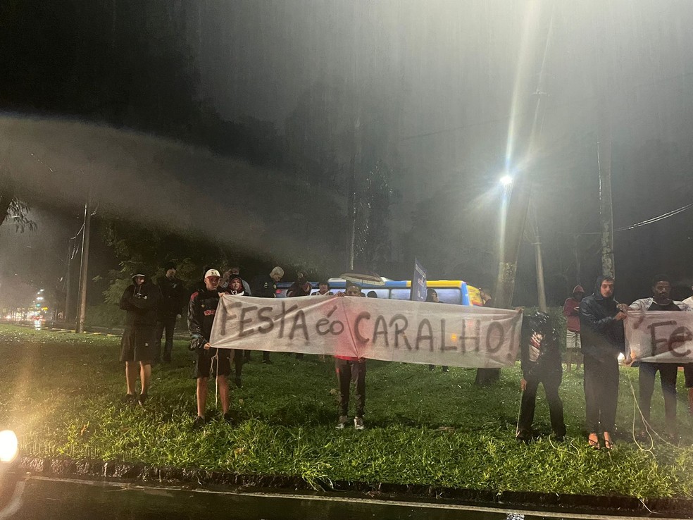 Faixa critica festa de Gabigol, do Flamengo — Foto: Vinicius Rodeio
